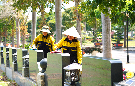 DỊCH VỤ CHĂM SÓC MỘ PHẦN CHUYÊN NGHIỆP TẠI HOA VIÊN BÌNH AN