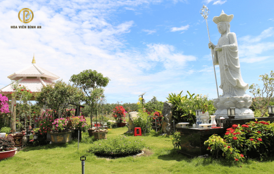 Khuôn viên mộ nên trồng cây gì? Top 7 cây phong thuỷ nên trồng