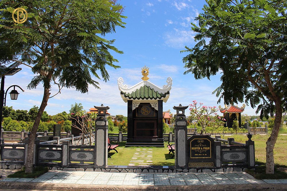 Loại cây nào được trồng bên mộ