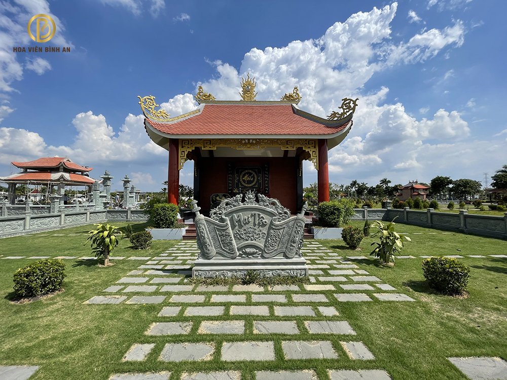 Chăm sóc mộ phần là hành động thể hiện lòng thành kính với tổ tiên