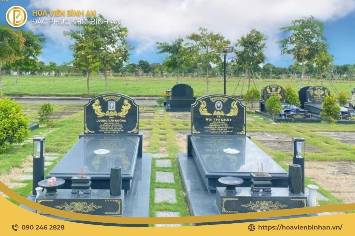 Trên mộ đá đôi xây gạch mệnh Thủy các hoa văn chạm khắc tinh xảo