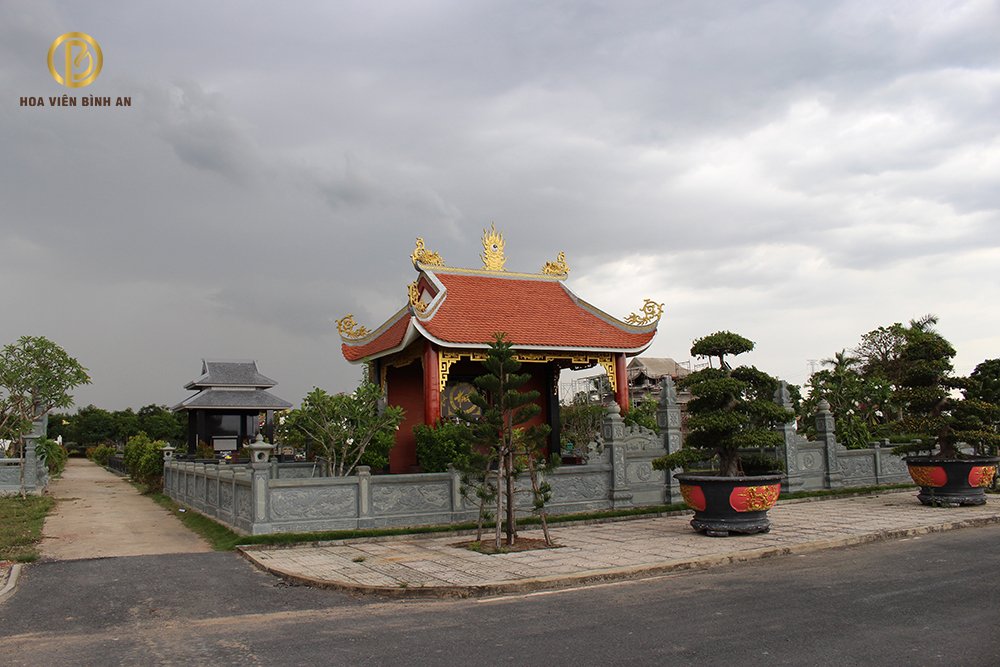 Hoa viên rộng rãi, trang nghiêm với Tượng Phật Vàng Thích Ca Mâu Ni cao 1,8m